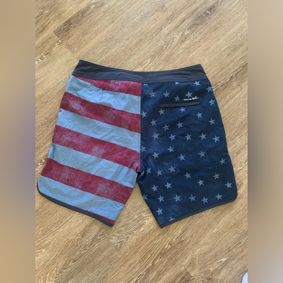 TravisMatthew Men’s XL Swim Shorts - Picture 5 of 5